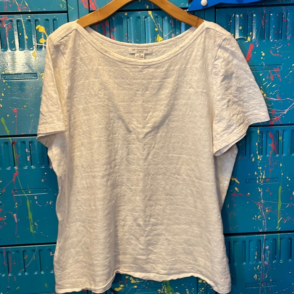 Liz Claiborne Short sleeve white shirt with paisley print. P110
